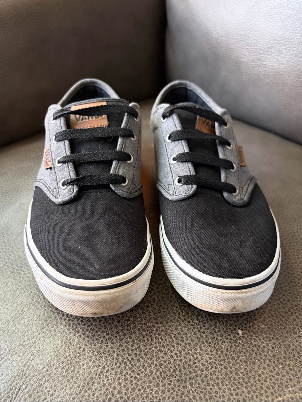 Vans Youth size 6 / Women’s size 8 Low-Top Sneakers in Black/ Gray